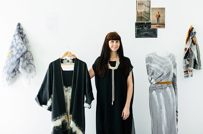 La diseñadora Holly McQuillan posa junto a sus diseños