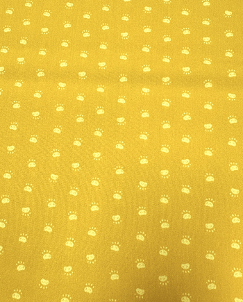 popelín con huellas de gatos amarillo